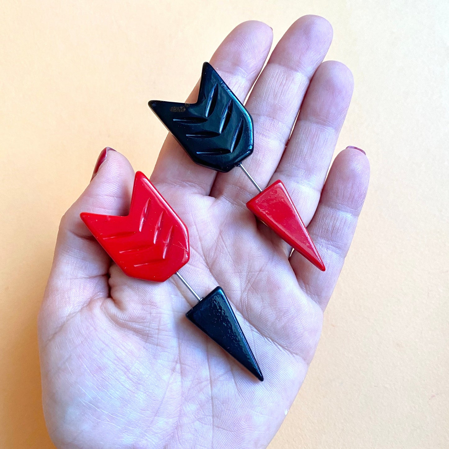 Elegant Red and Black Poison Arrow Stick Pin