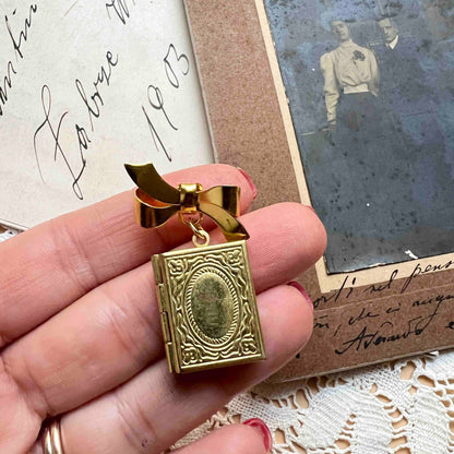 Victorian Mourning Locket brooch with romantic charm