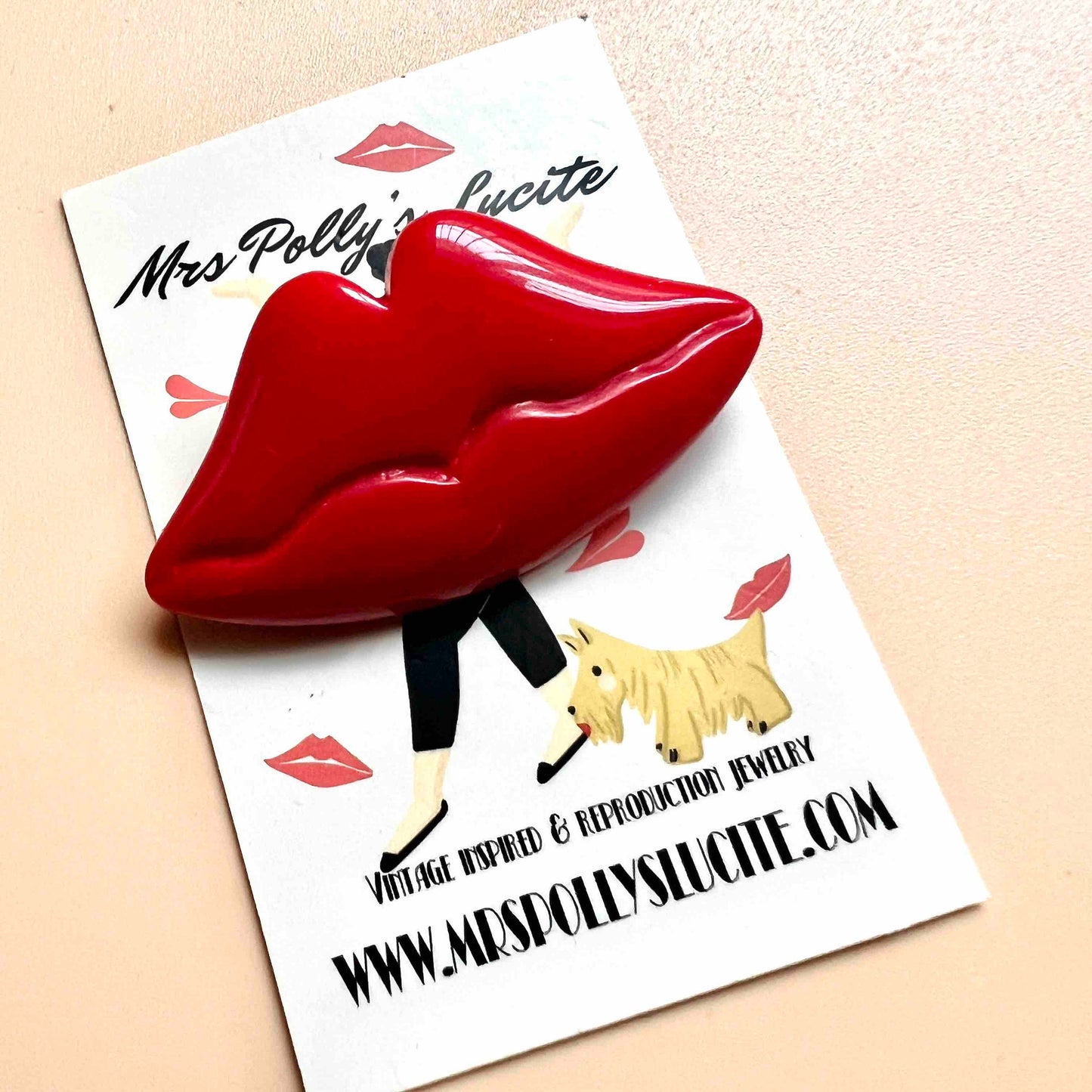 Red lips brooch