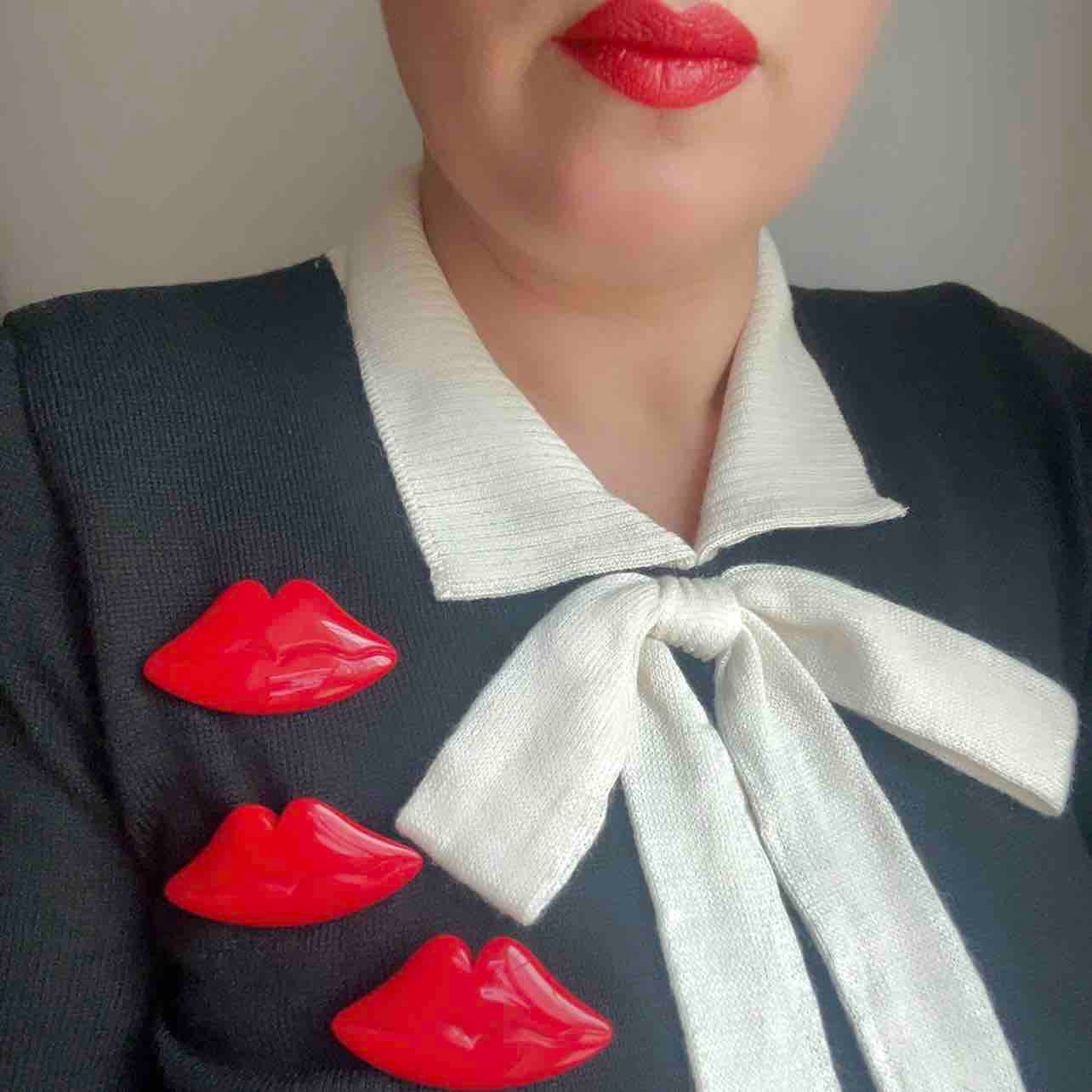 Red lips brooch