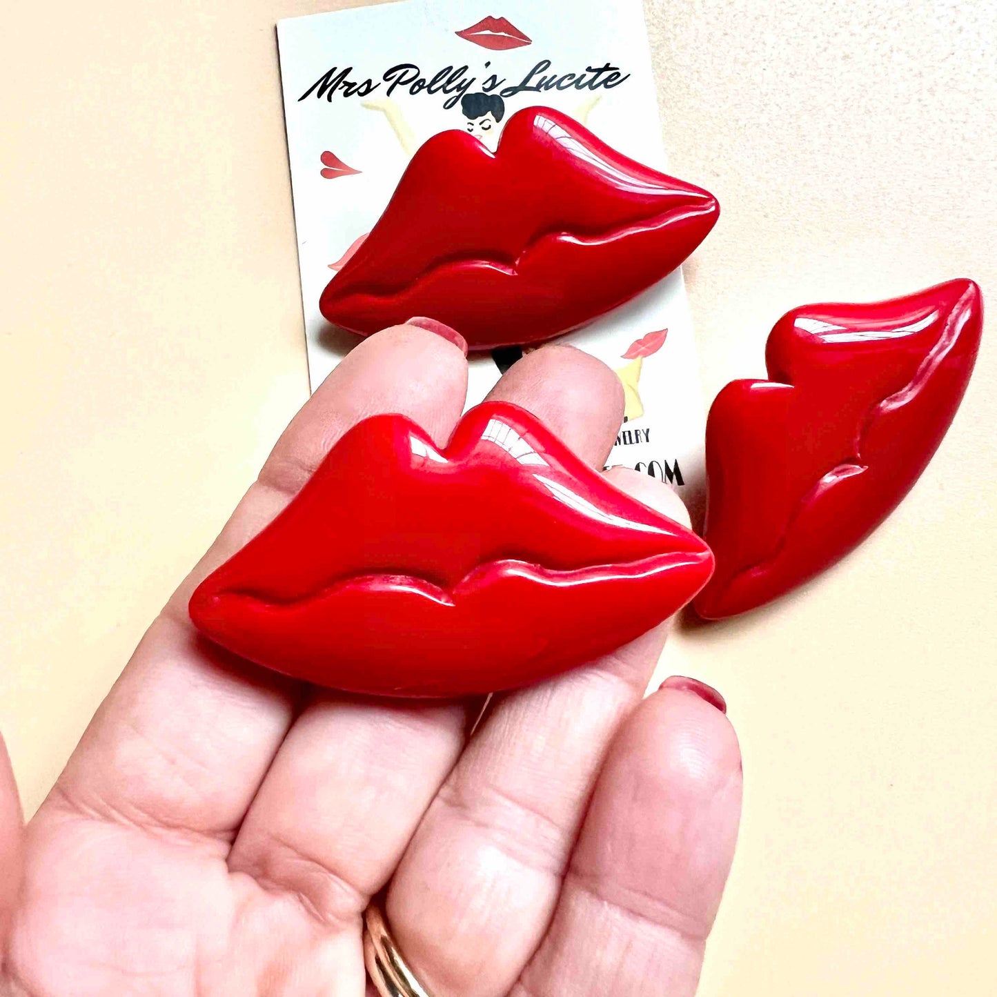 Red lips brooch