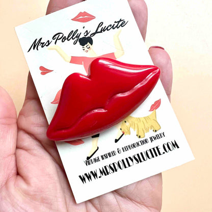 Red lips brooch